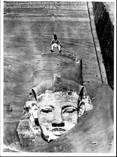 Egyptenaar Zittend op een Kolossaal Beeld van de Koning, uit de Grote Tempel van Ramses II in Abu Simbel, 29 maart 1850 door Maxime Du Camp